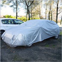 Lekki, dobrze rozciągający się i łatwy w pielęgnacji materiał wodoodporny.