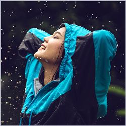 Lekki, dobrze rozciągający się i łatwy w pielęgnacji materiał wodoodporny.